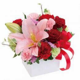 ユリと赤のキューブアレンジメント