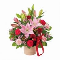 ユリとバラの豪華なアレンジメント